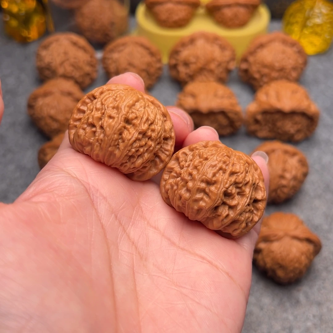 文玩核桃把件精品闷尖白狮子38