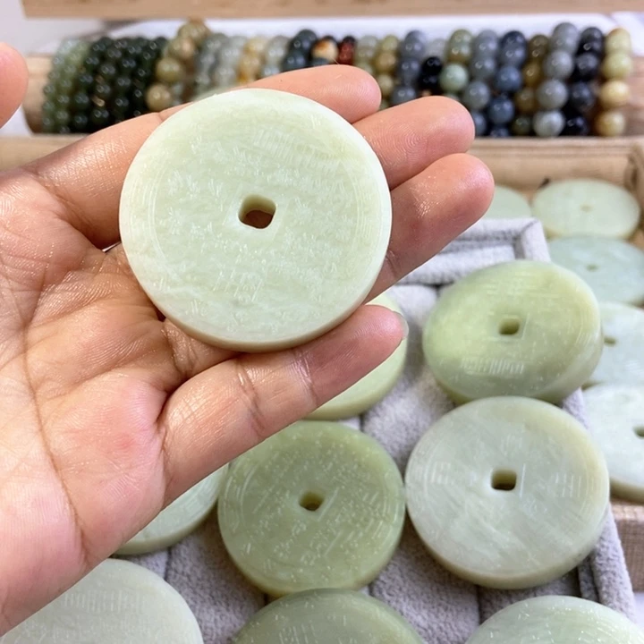 蛇纹石玉颈饰未镶嵌文**～