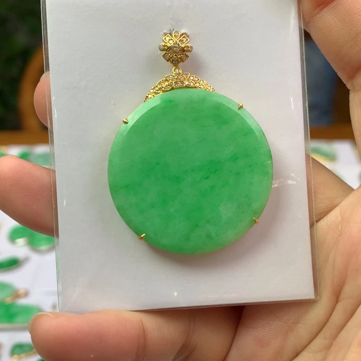 翡翠18K金镶嵌颈饰翡翠吊坠