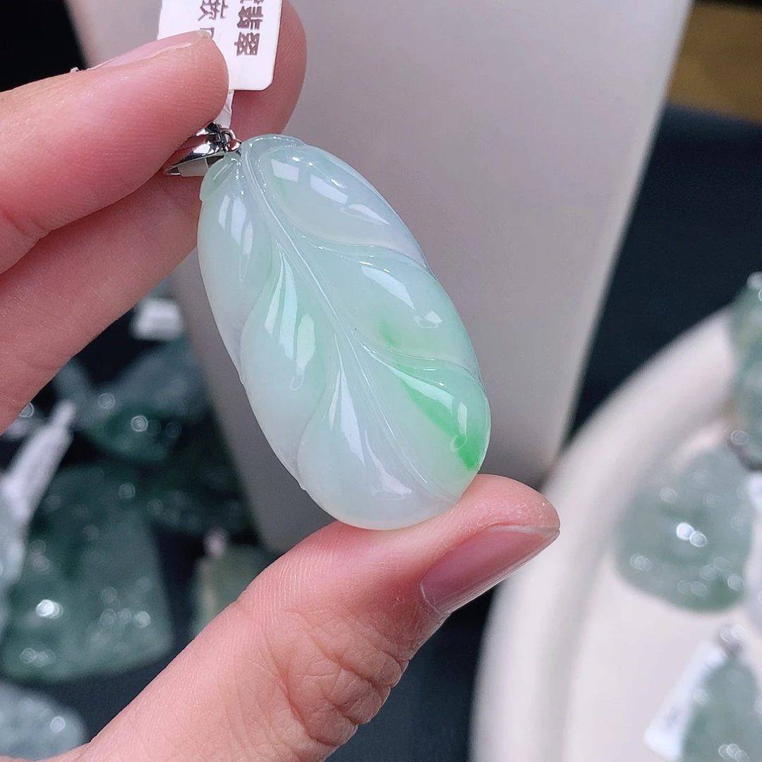 颈饰18K金镶嵌翡翠白底飘阳绿叶子37.7-20.5-4.4