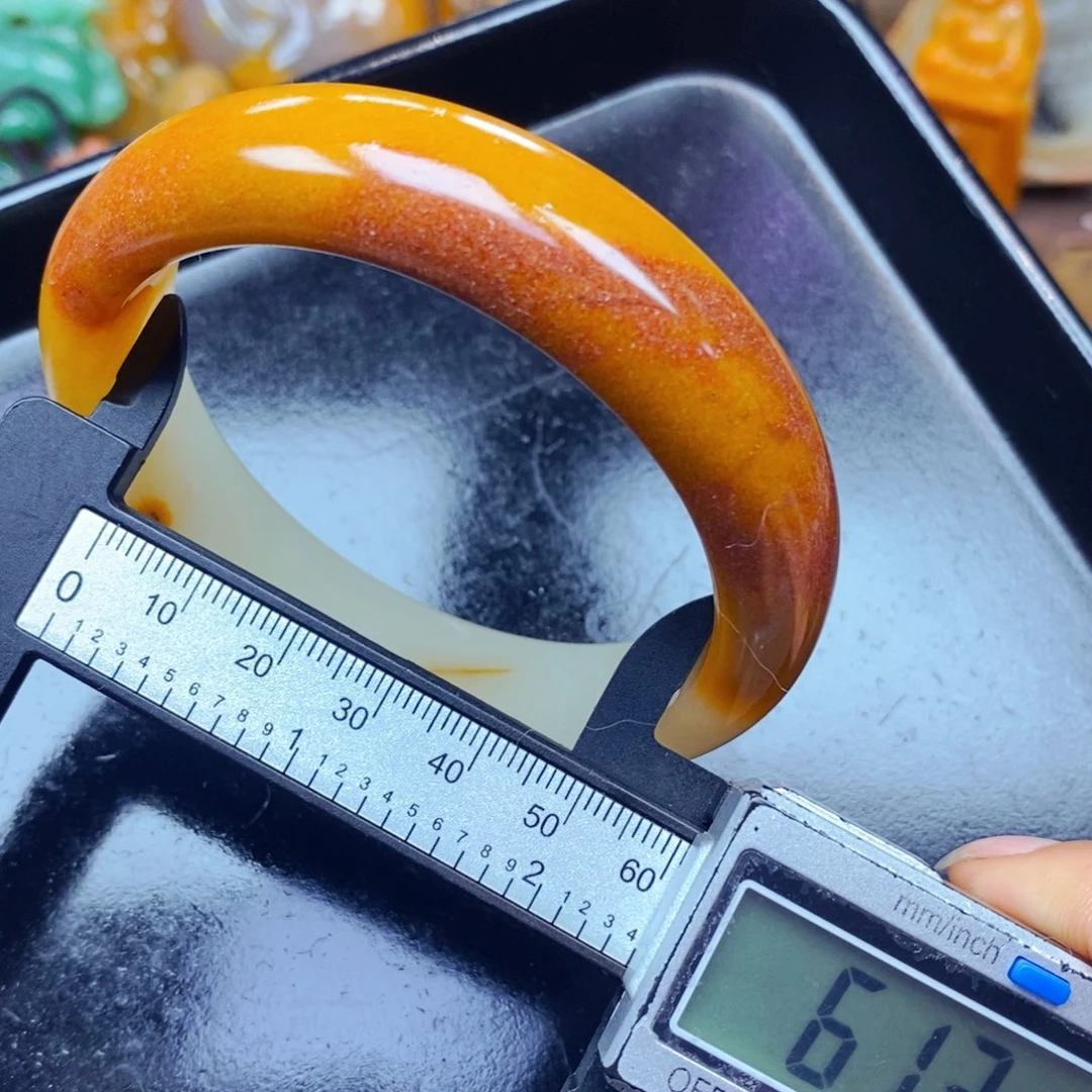 未镶嵌石英质玉（黄龙玉）颈饰