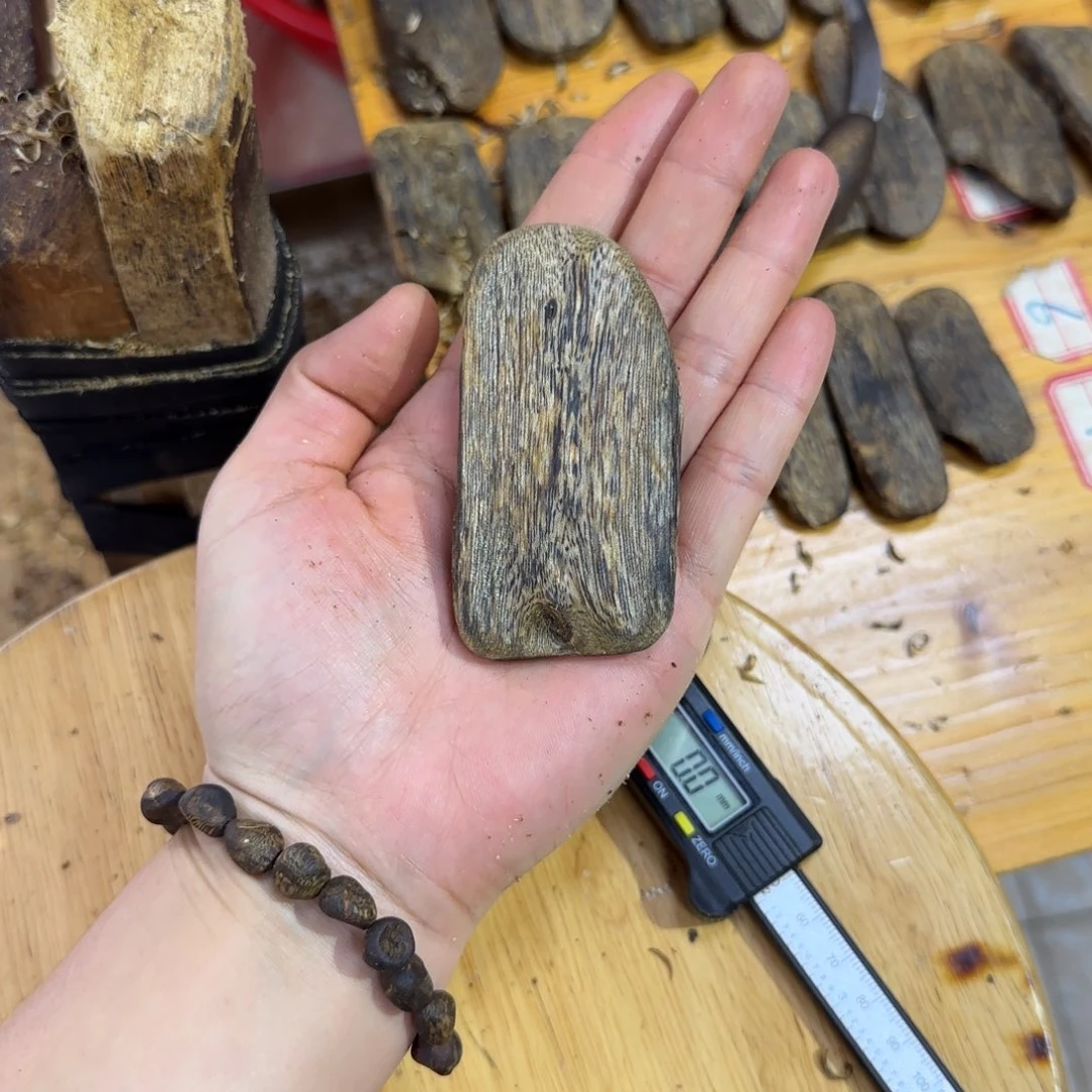 吊坠沉香奇楠沉香虫漏孔料随形吊坠