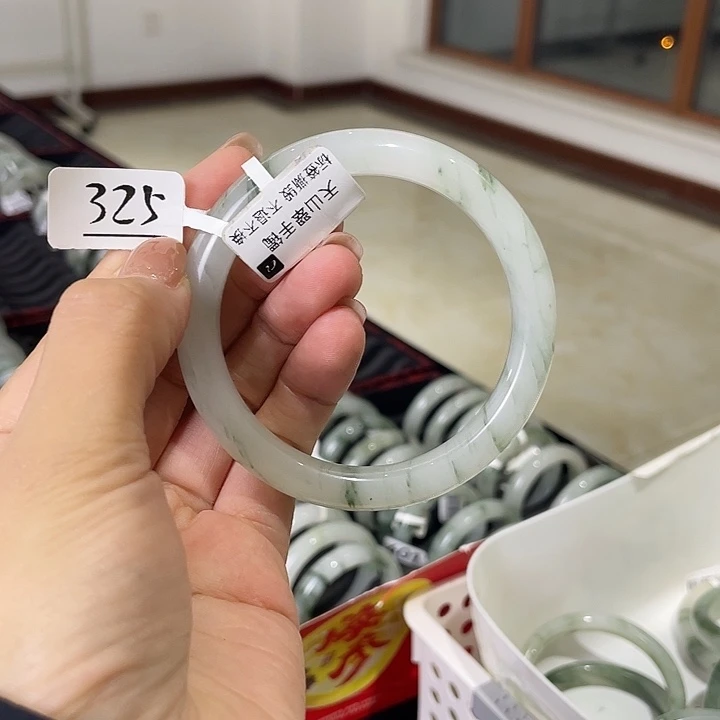 未镶嵌手镯石英岩玉