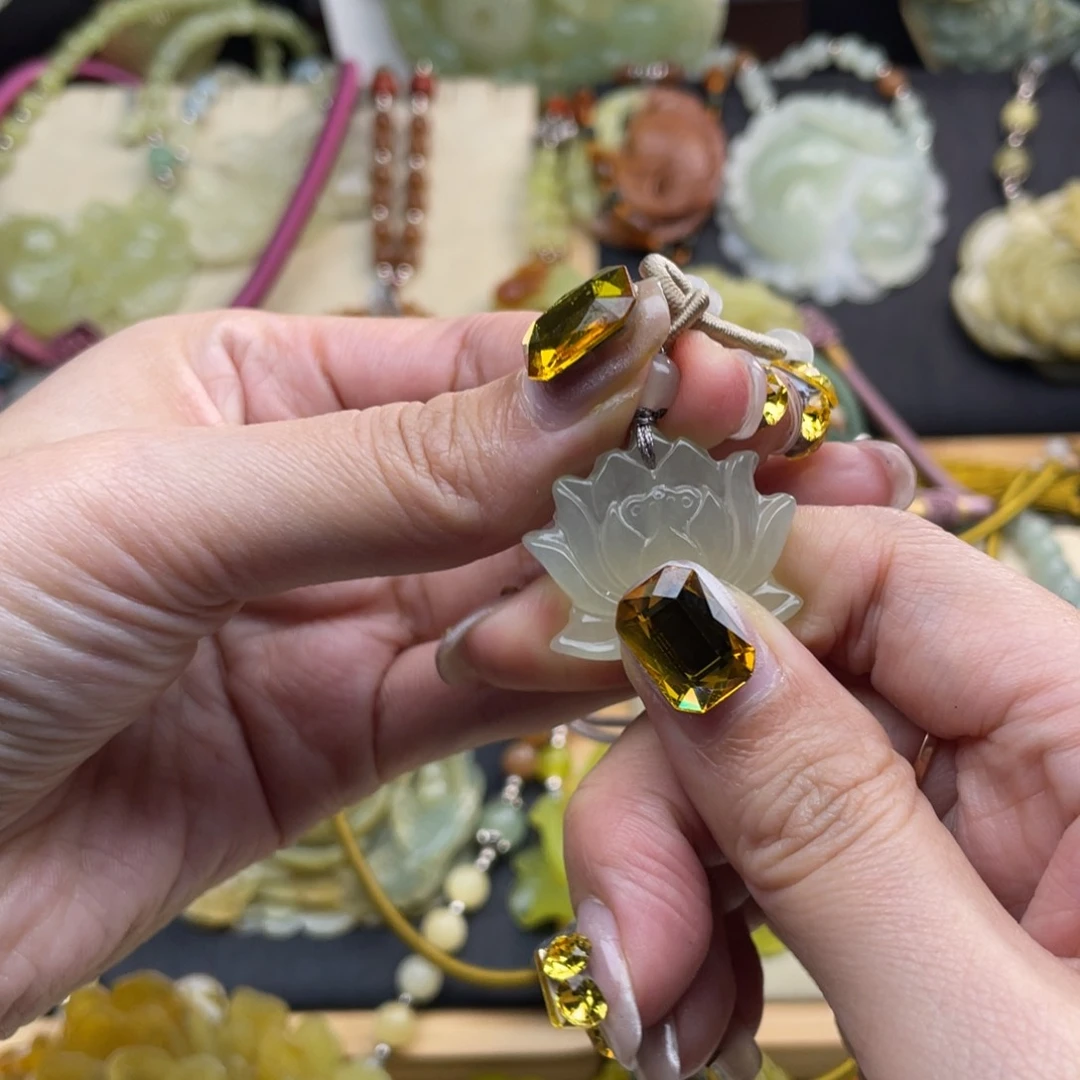 蛇纹石玉颈饰未镶嵌