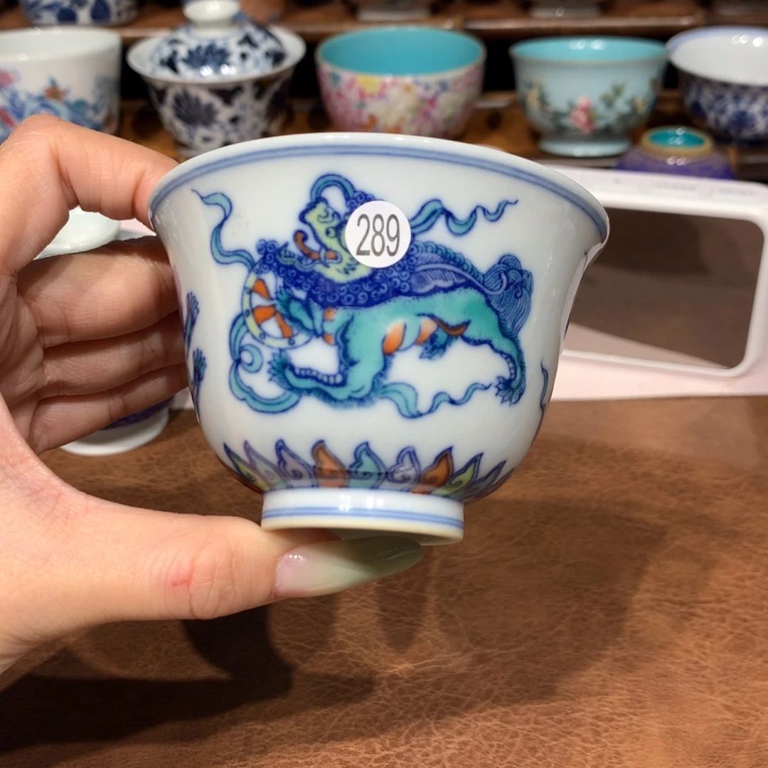 大**?289斗彩狮子绣球茶杯一只