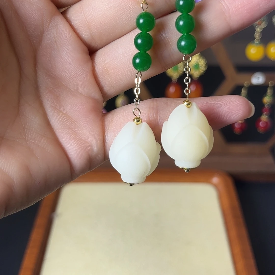 白色里桃花耳饰女主角