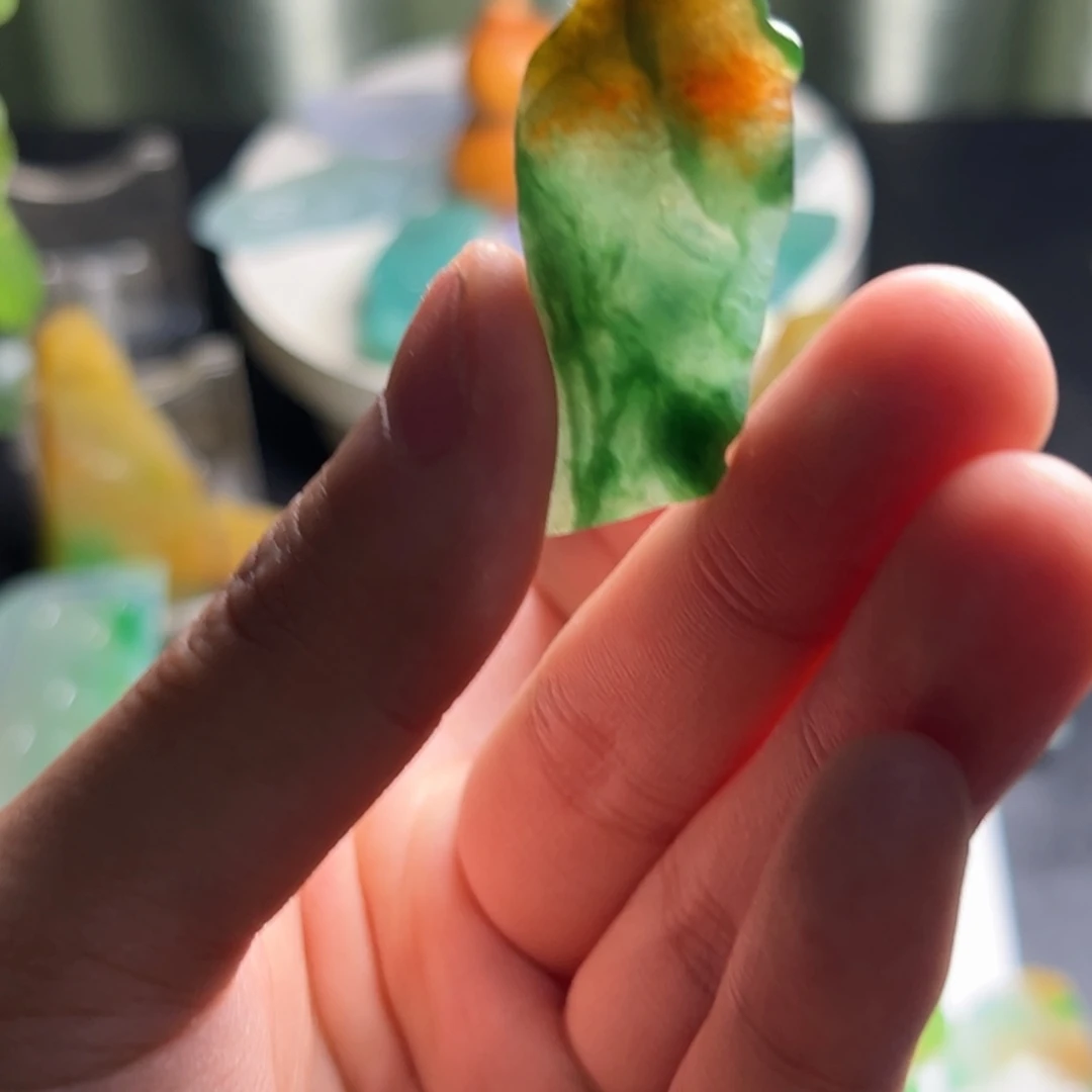 定制翡翠未镶嵌黄加绿三彩吊坠