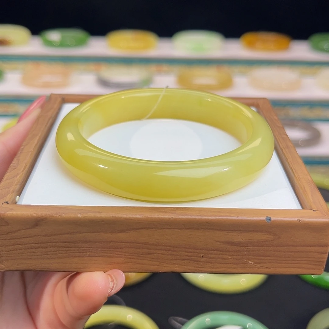 未镶嵌手镯和田玉黄糖手镯