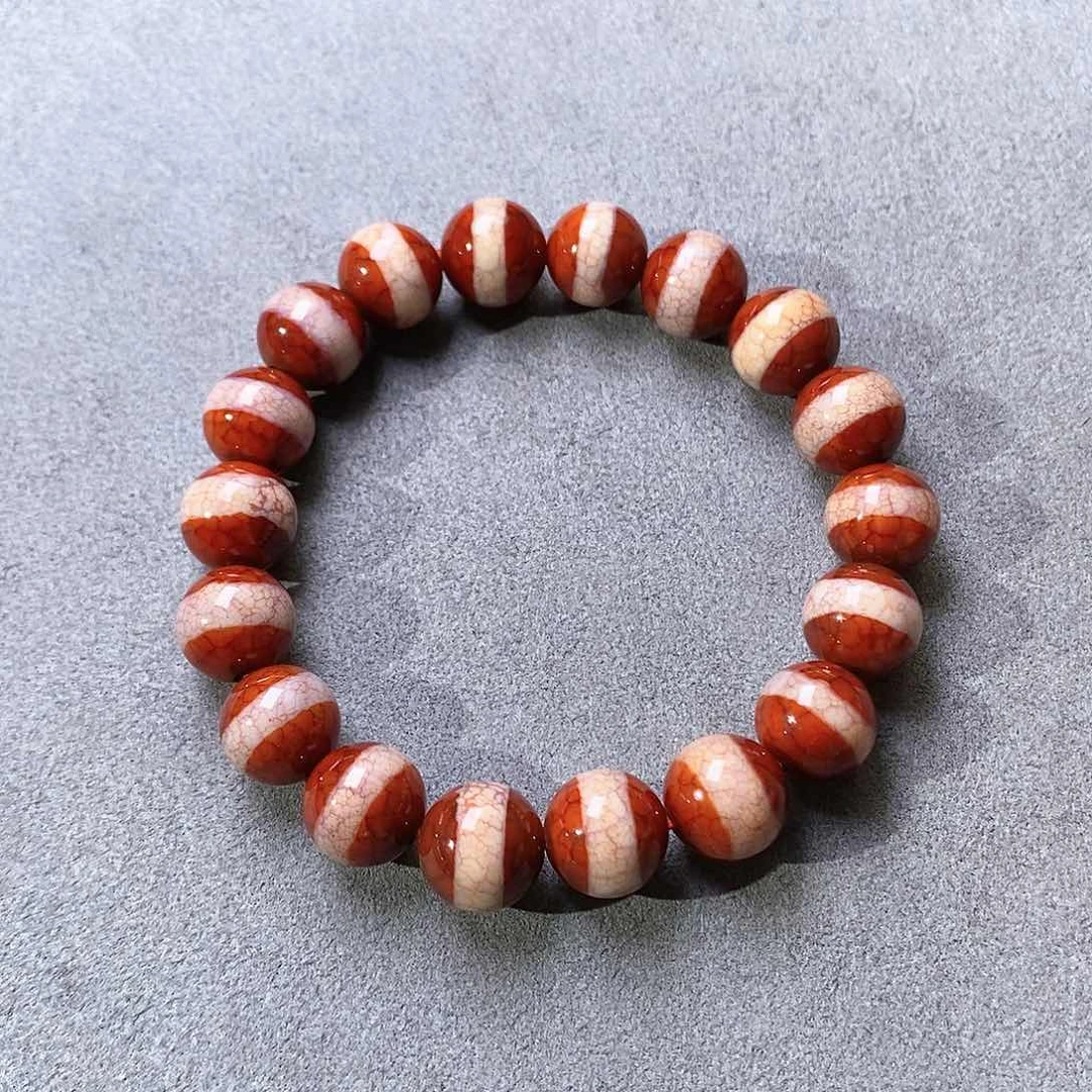 玛瑙/玉髓颈饰未镶嵌么****?