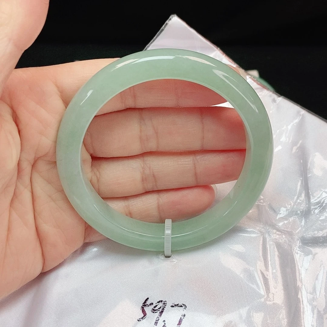翡翠手镯未镶嵌正圈