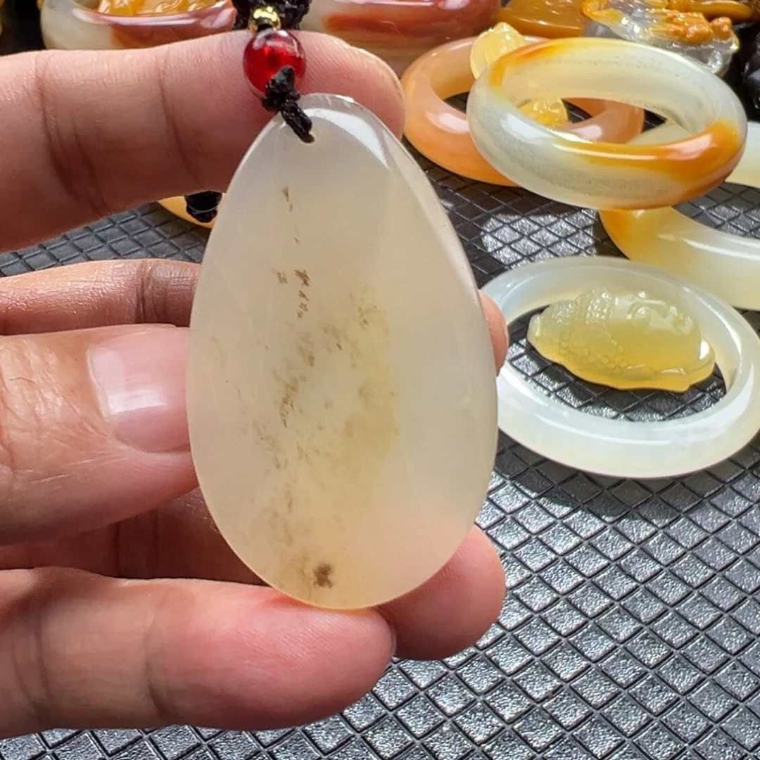 石英质玉未镶嵌颈饰