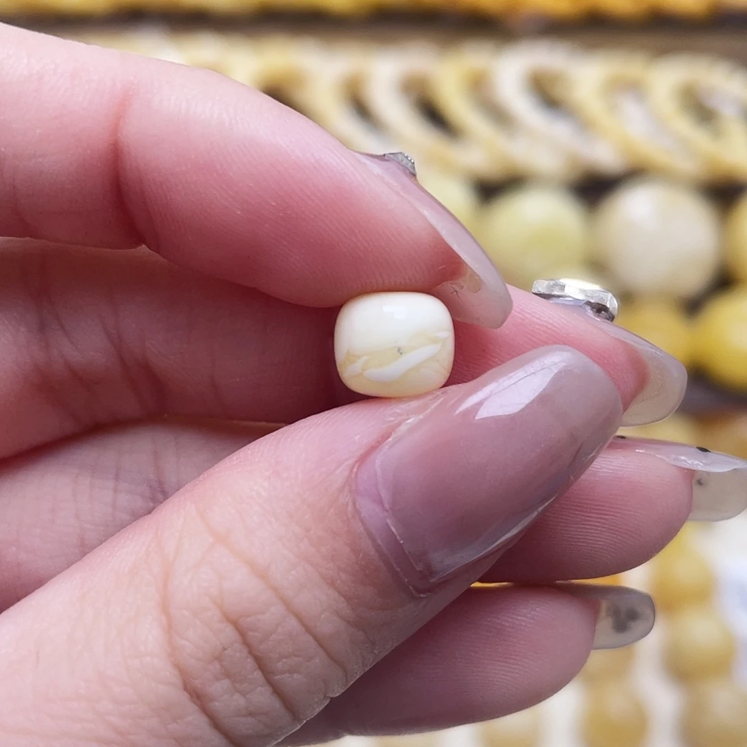 琥珀未镶嵌裸石8.2*7.2mm老型瑕