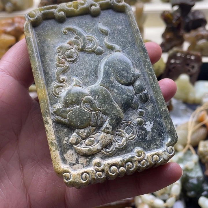 蛇纹石玉颈饰未镶嵌