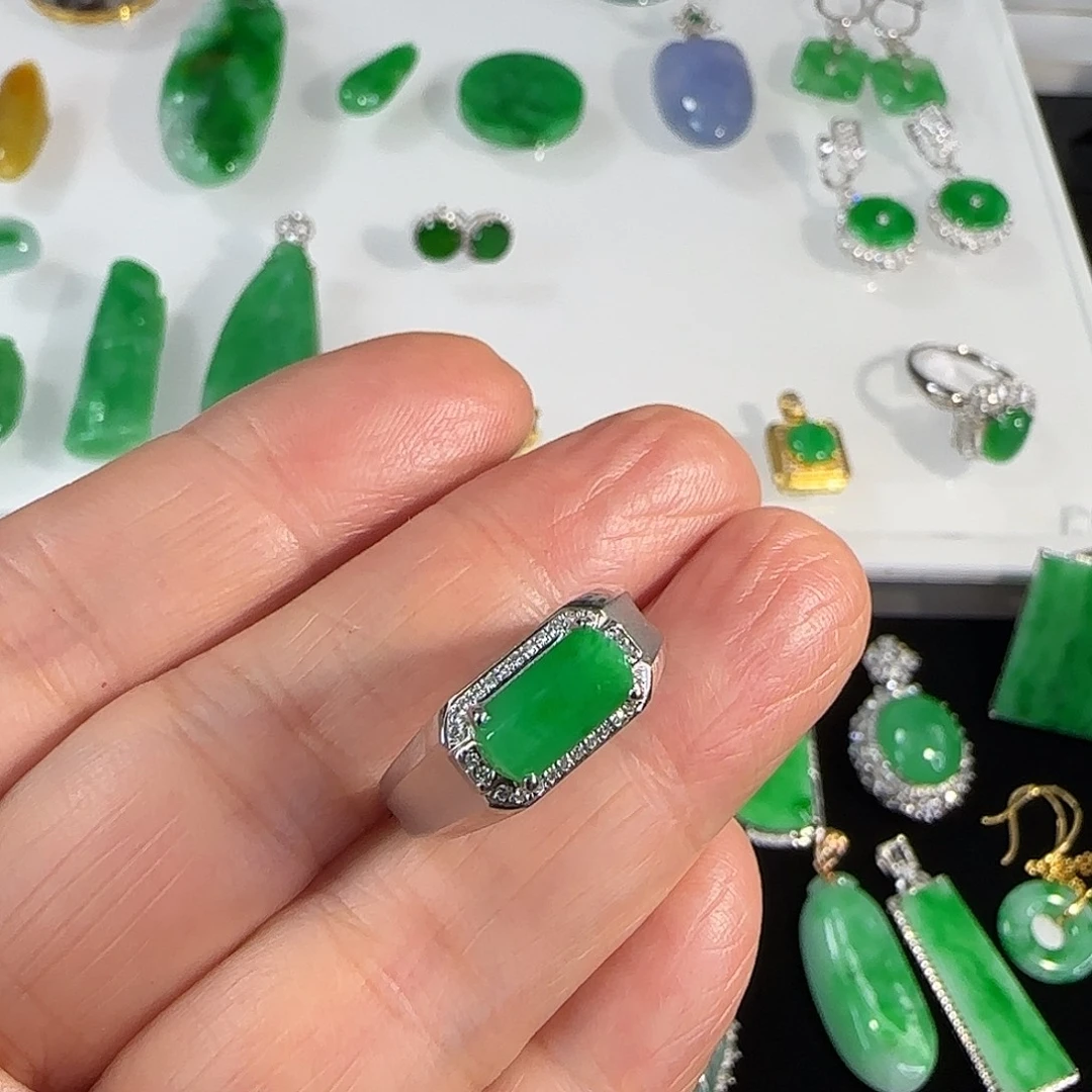 翡翠18K金镶嵌戒指