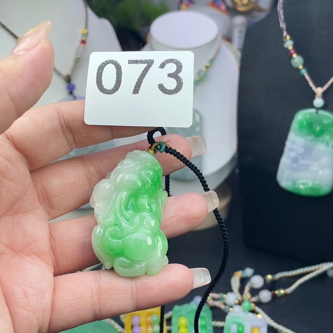 翡翠未镶嵌吊坠(赠链)