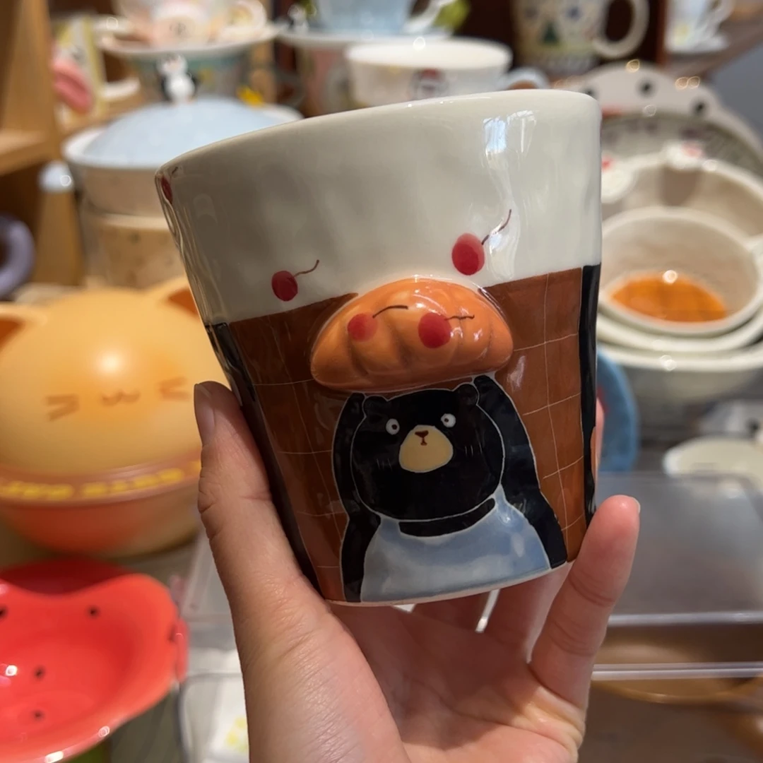 牛角包手握杯