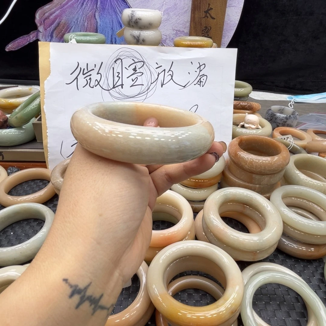 H***M石英质玉未镶嵌手镯