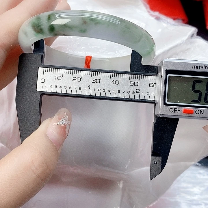 翡翠手镯未镶嵌77。 