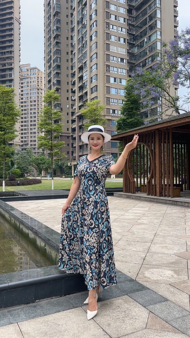 气质连衣裙黑底蓝色花纹连衣裙收腰显瘦