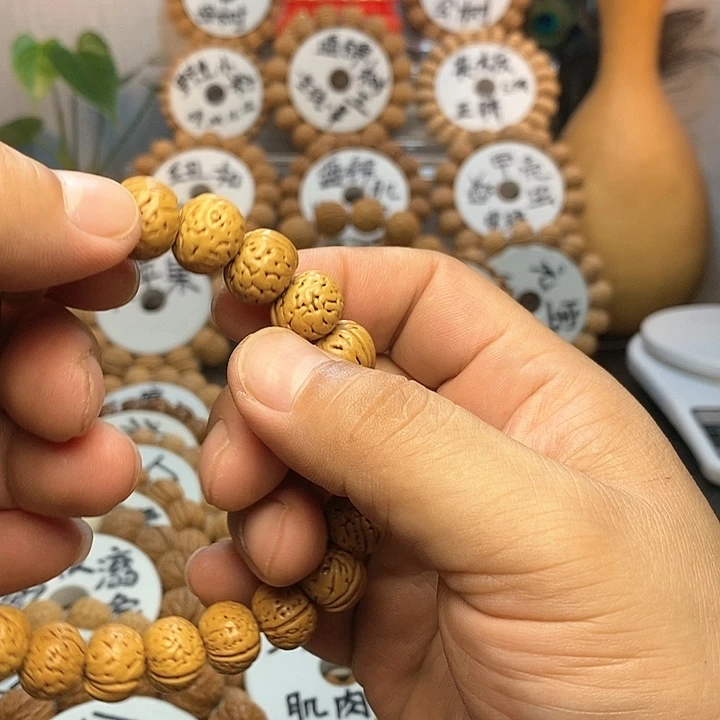 【闪购商品】摸****?桃核手串纽扣手串