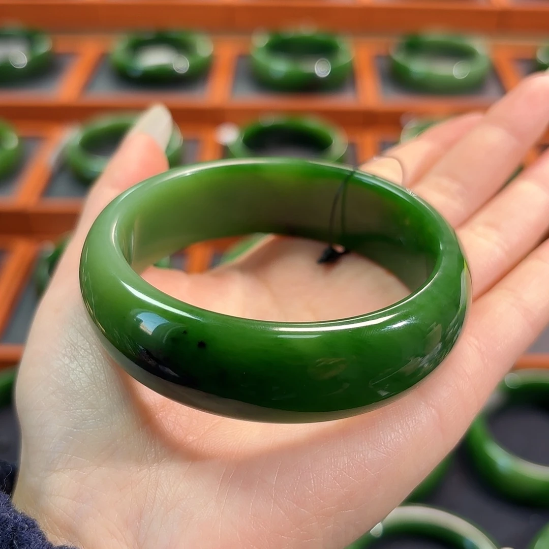 和田玉（碧玉）未镶嵌手镯白加绿微包容
