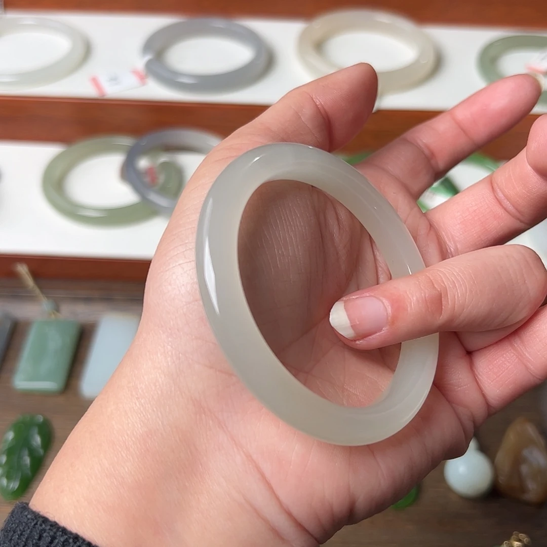 和田玉未镶嵌手镯