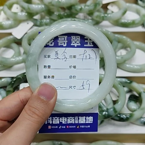 美***含透闪石-蛇纹石玉未镶嵌手镯