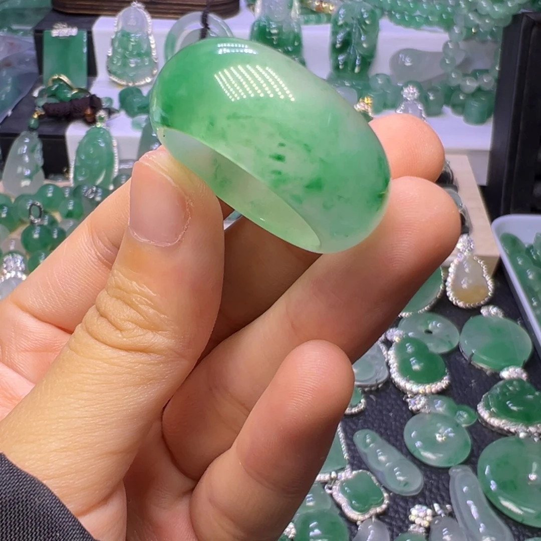 石英质玉（非洲翠）未镶嵌颈饰