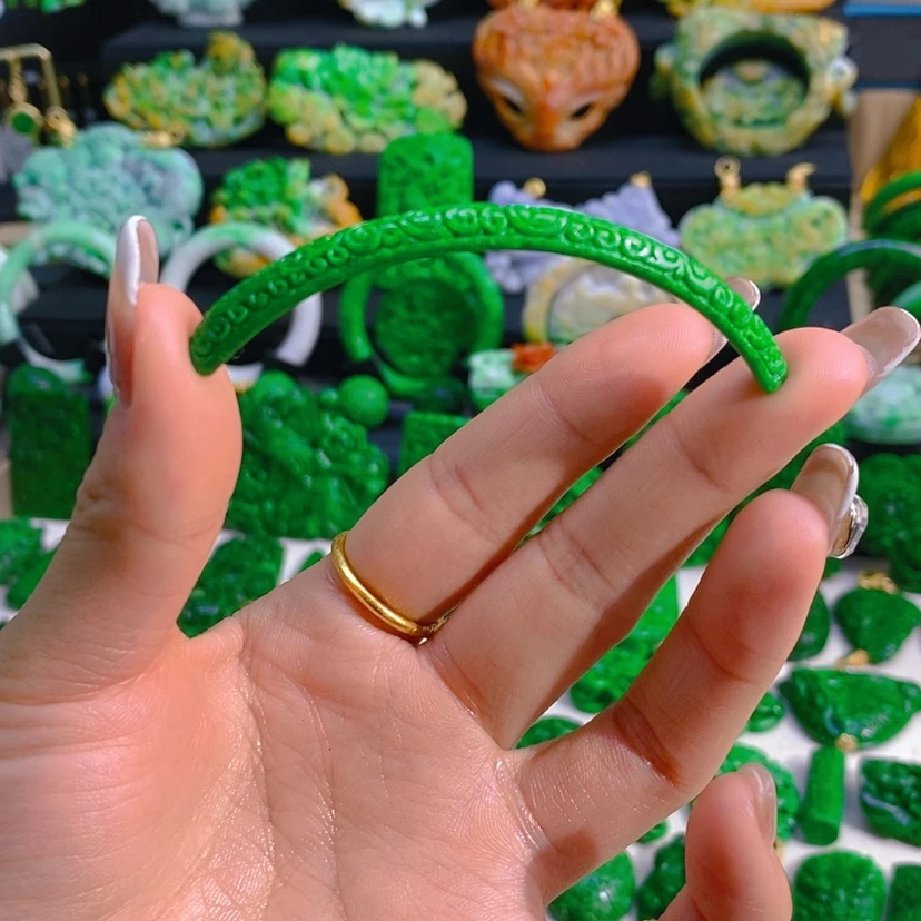 【闪购商品】翡翠颈饰未镶嵌弯弯