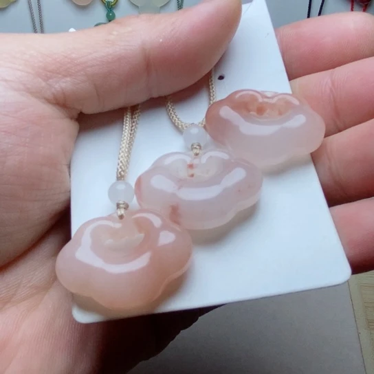 石英质玉颈饰未镶嵌小*子