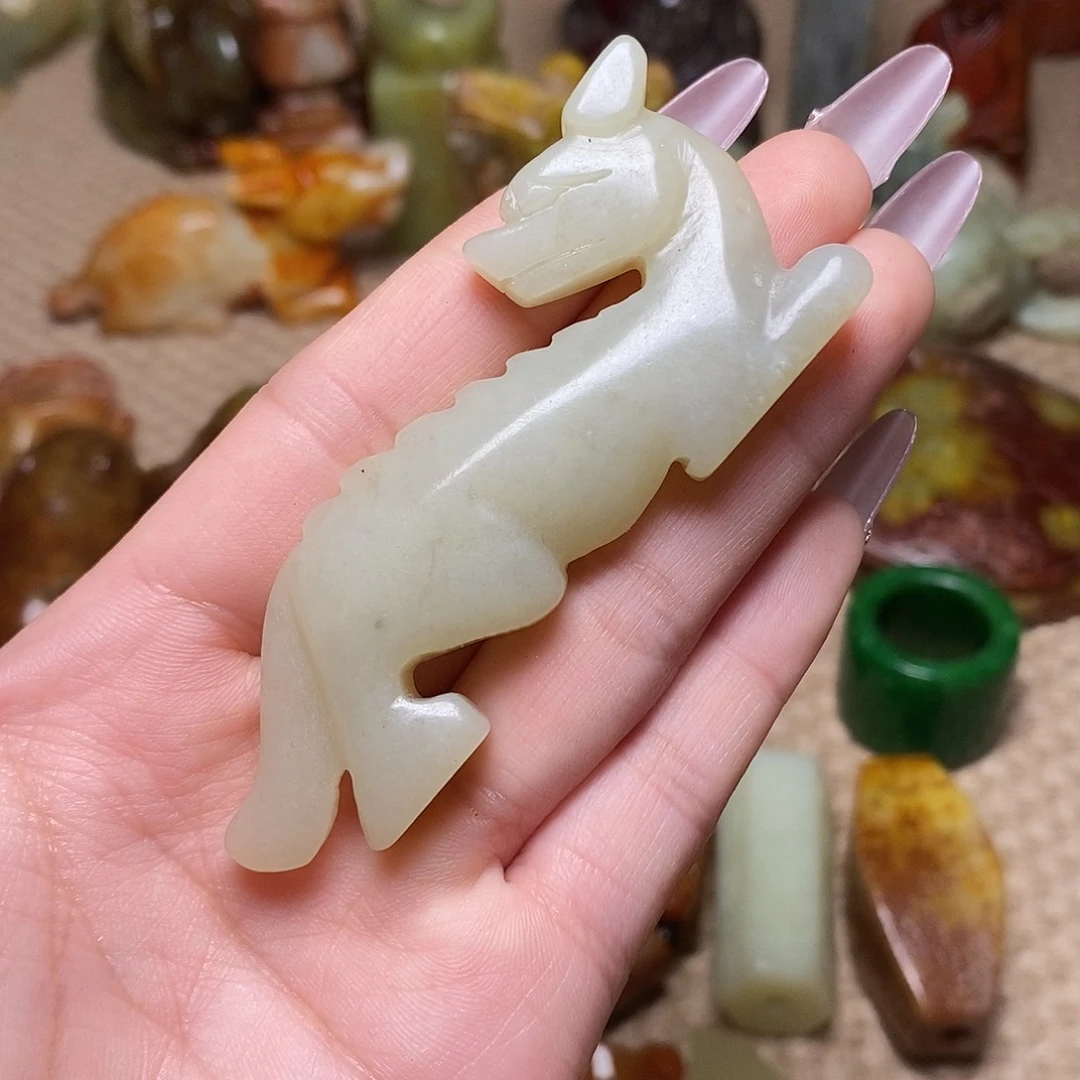 蛇纹石玉足铂镶嵌颈饰