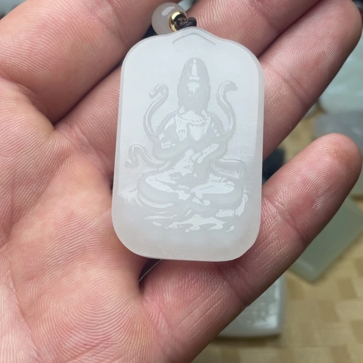 透闪石质玉未镶嵌颈饰