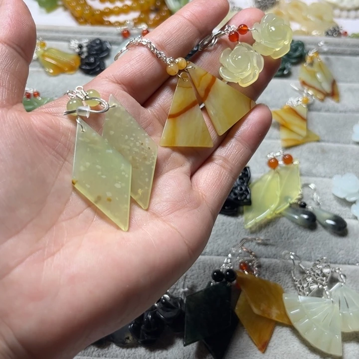 蛇纹石玉合金耳饰