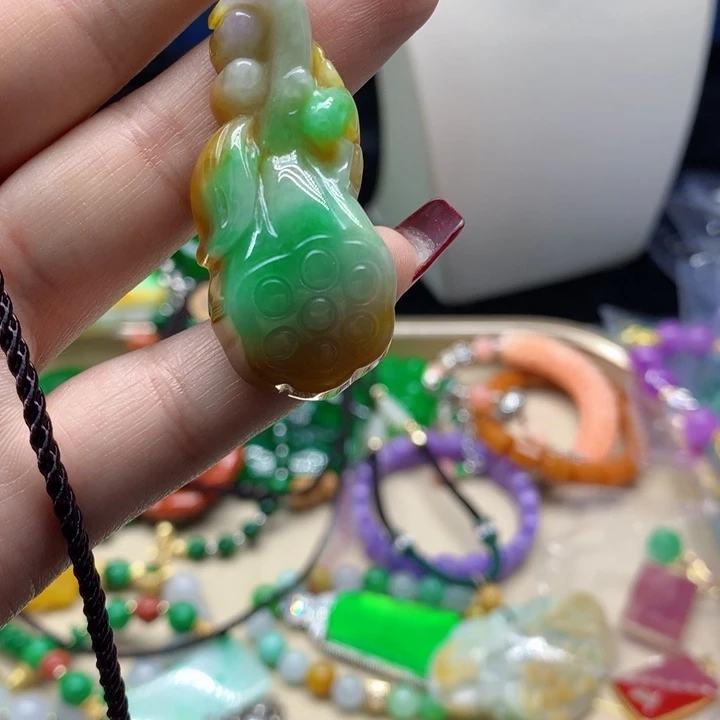 翡翠颈饰未镶嵌吊坠