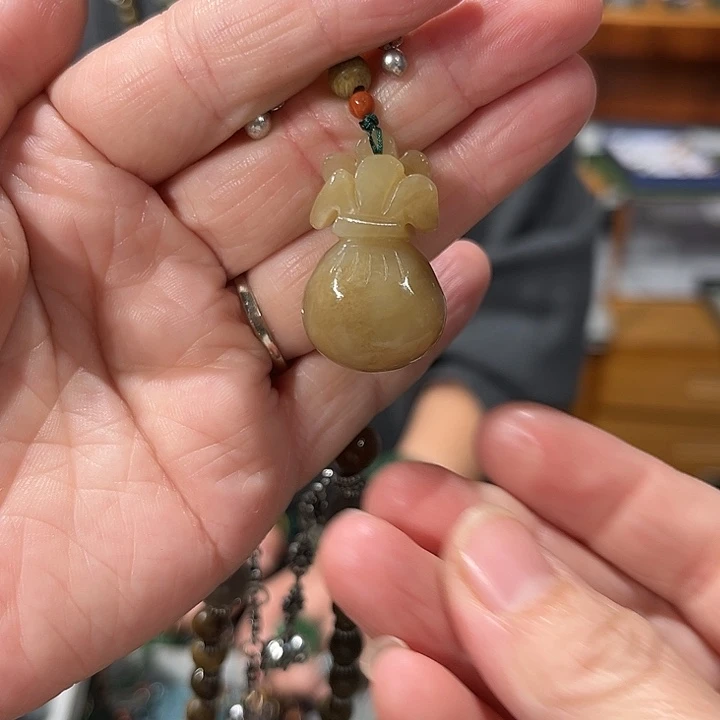 颈饰未镶嵌和田玉（糖玉）