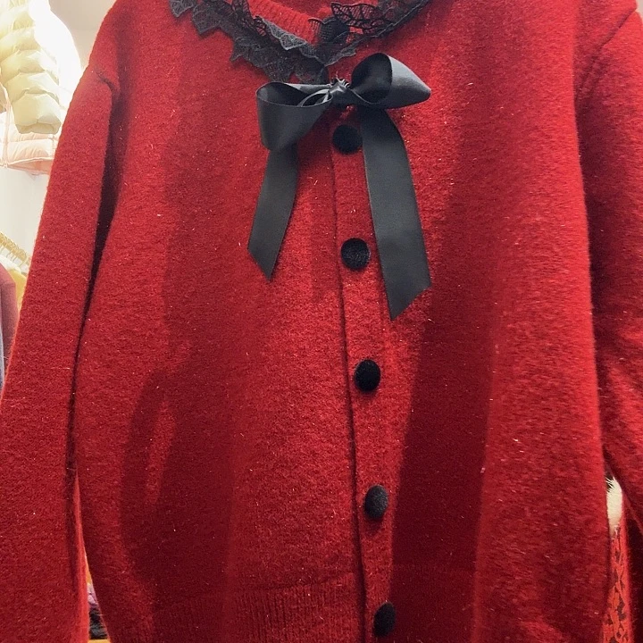 红色毛衣开衫，黑蕾丝边
