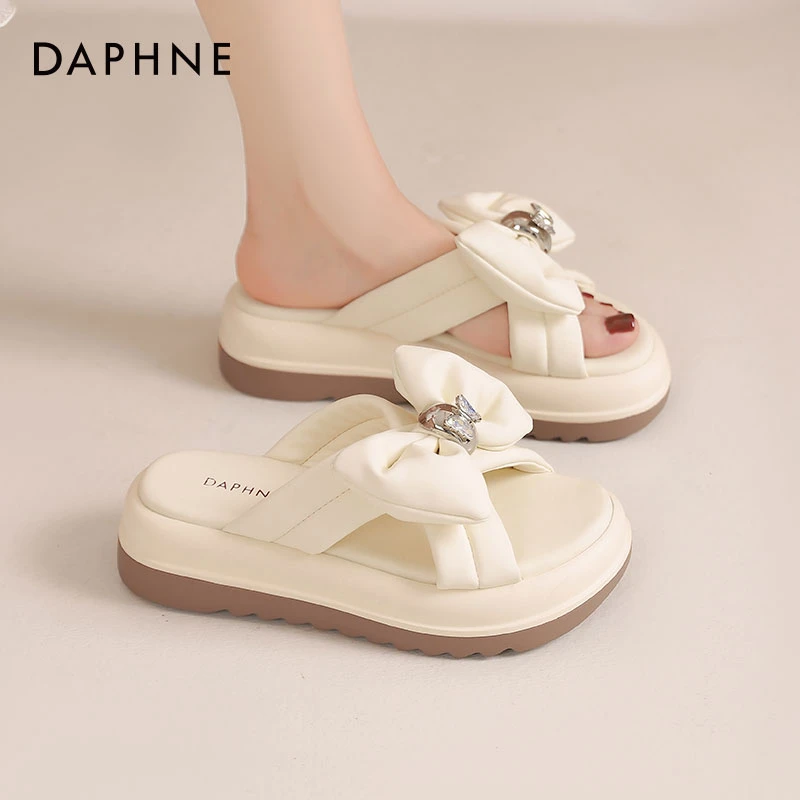 达芙妮凉鞋女款2025新款夏季白色蝴蝶钻扣软底百搭厚底一字拖鞋女