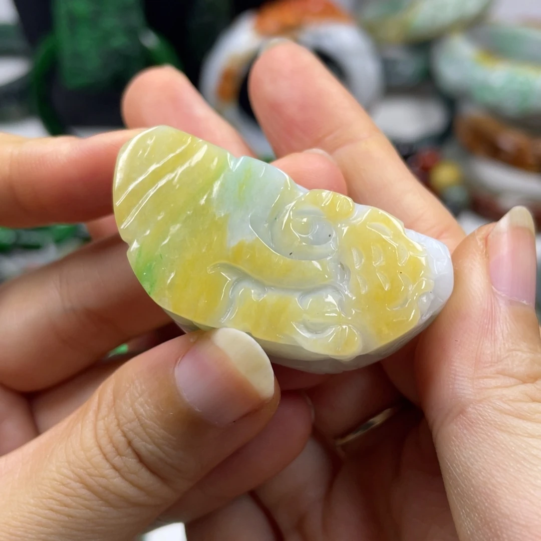 紫***雨翡翠未镶嵌颈饰牌子