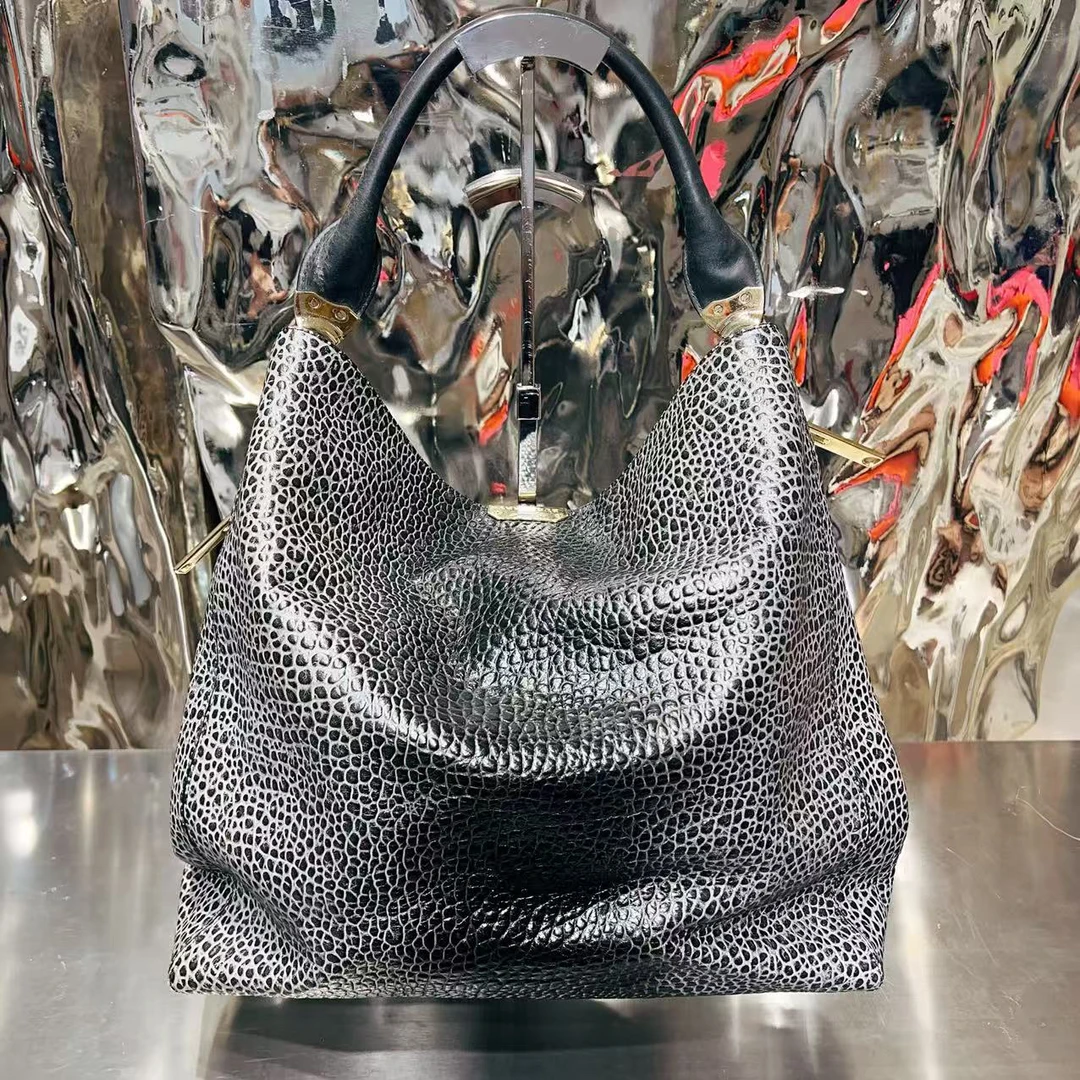 95新 BURBERRY/博柏利 灰黑 渐变 压纹 腋下 hobo 单肩包/HD