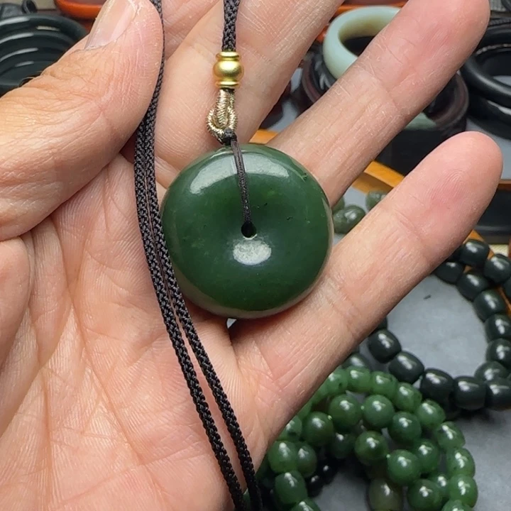 和田玉未镶嵌颈饰卷*