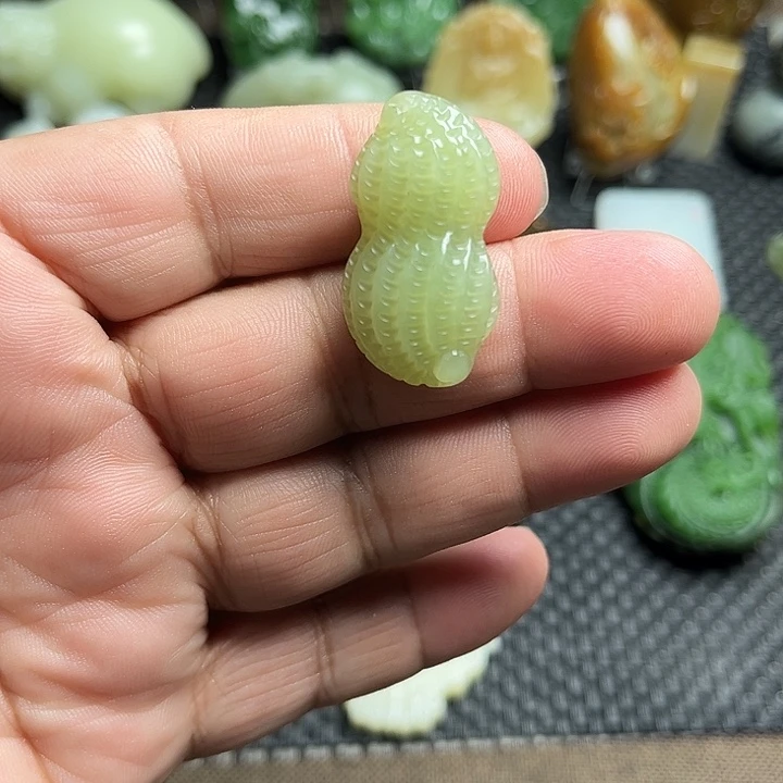 颈饰未镶嵌和田玉（青白玉）