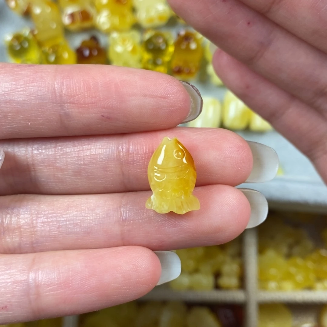 琥珀裸石未镶嵌鱼