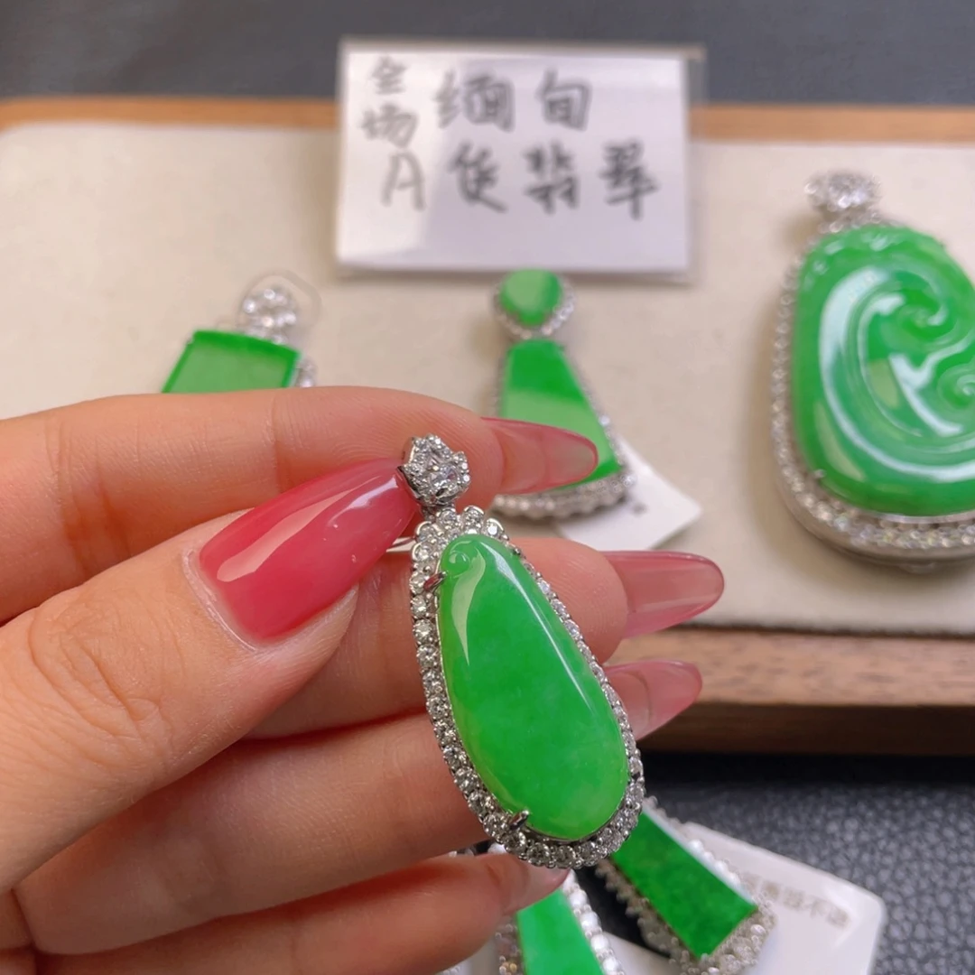 翡翠银S925镶嵌颈饰翡翠