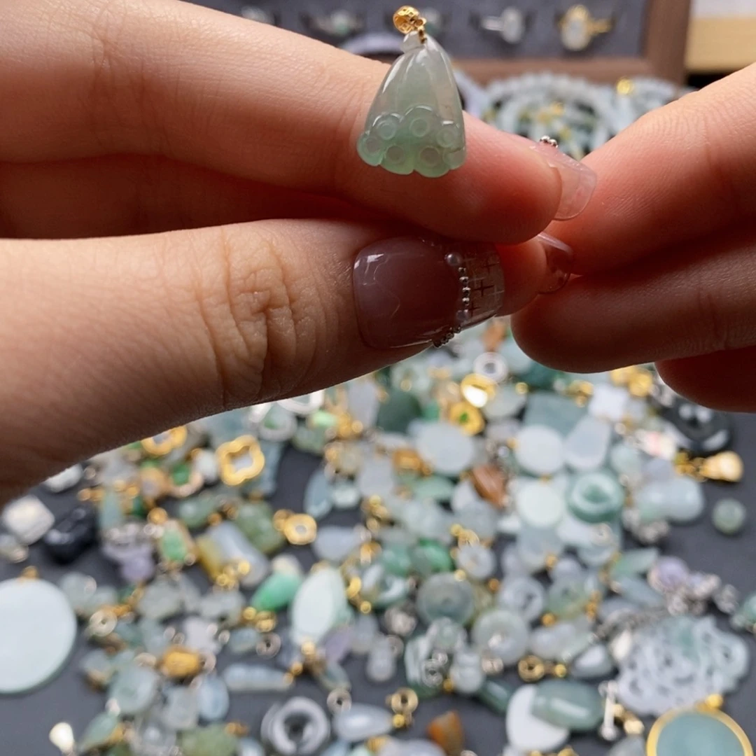 翡翠未镶嵌颈饰你有