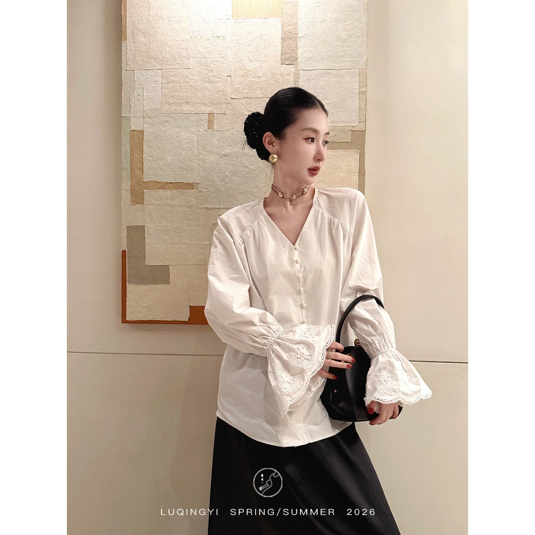 鹭青一【午后茶 1.05 20:00 新品】法式荃棉V领喇叭袖衬衫L26C2325N