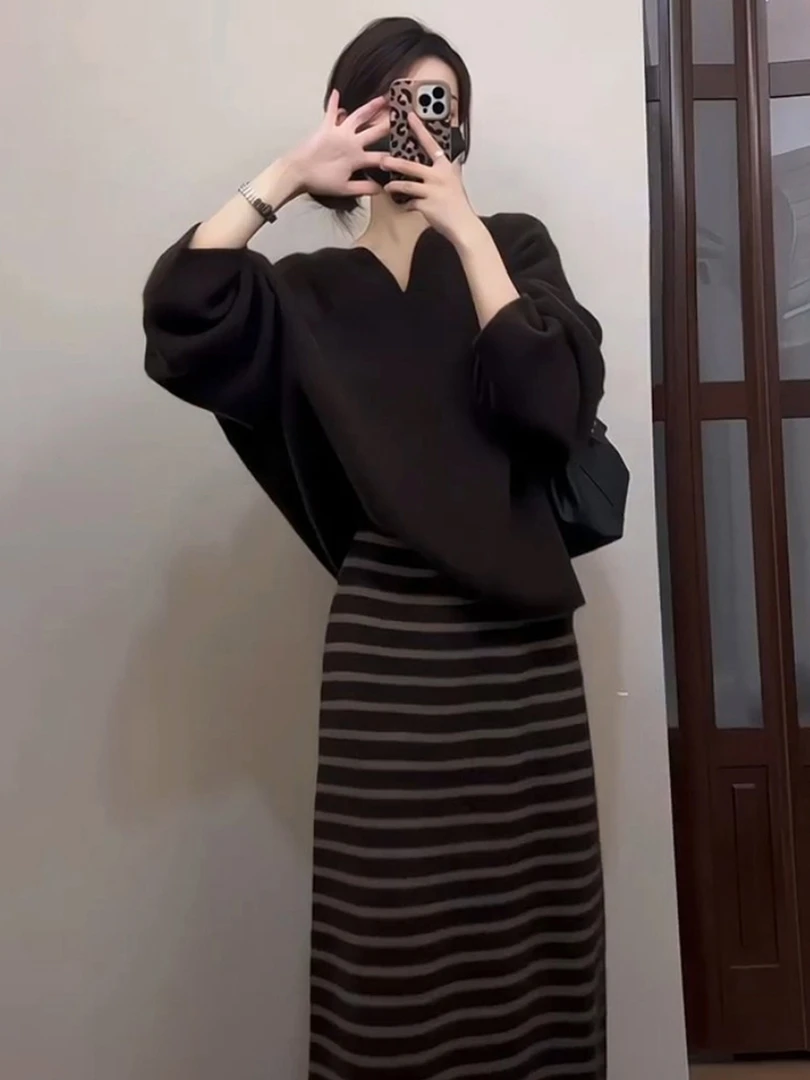 咖色v领宽松慵懒毛衣女款2025新款冬季加厚巨好看的冬装内搭上衣