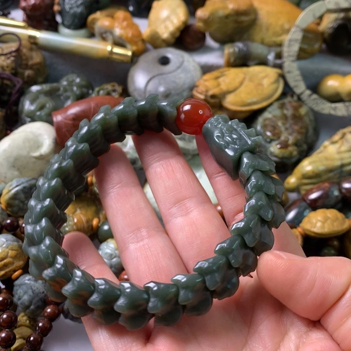 未镶嵌岫岩河磨玉（透闪石质玉）把件