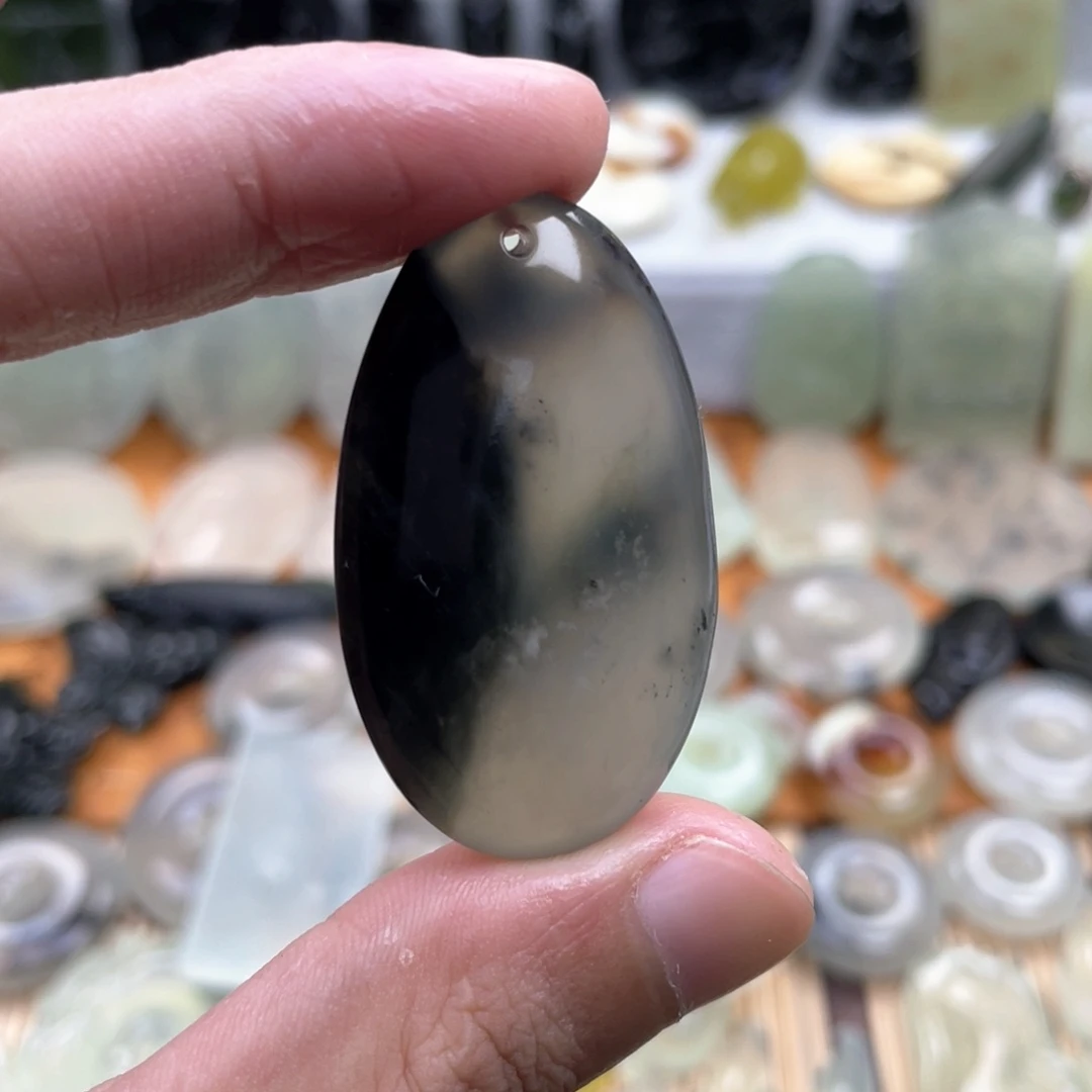 蛇纹石玉颈饰未镶嵌是***呀