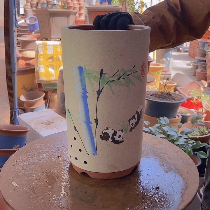 宜兴紫砂白熊猫笔筒小