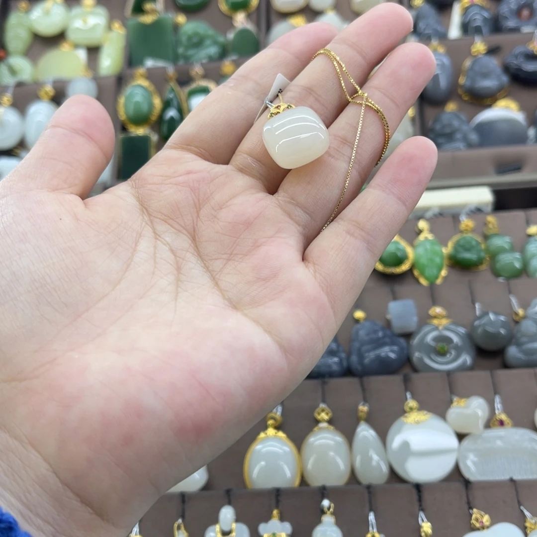 和田玉18K金镶嵌吊坠(赠链)